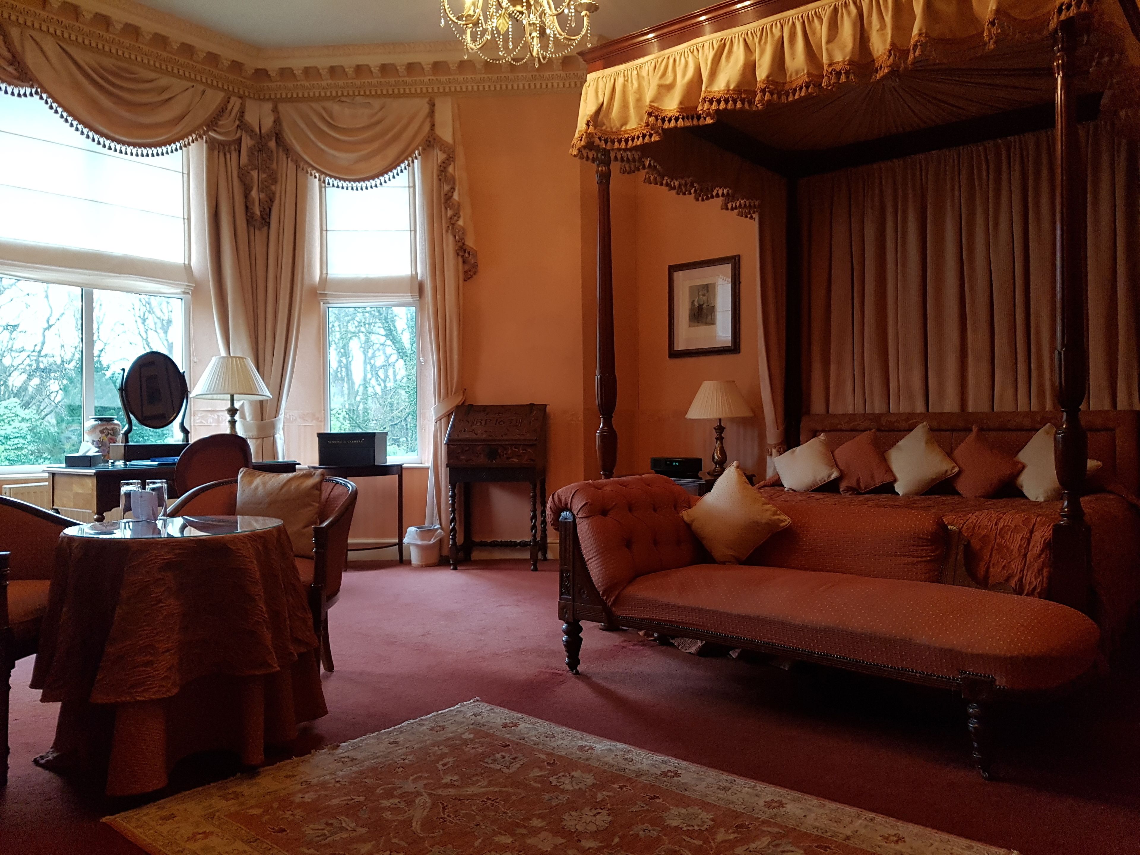 Coffres-forts dans les chambres, bureau, fer et planche à repasser