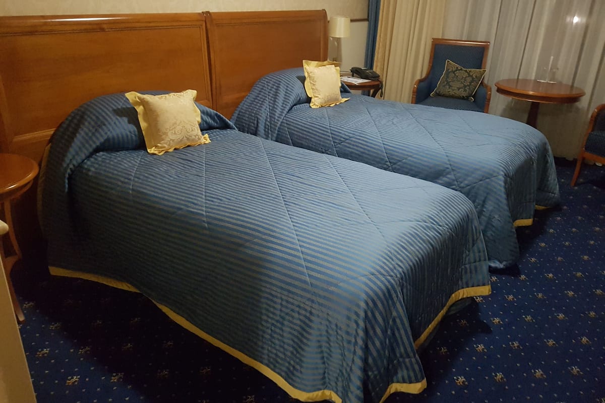 Chambre Standard double ou avec lits jumeaux | 1 chambre, coffre-fort, bureau, fer et planche Ă repasser