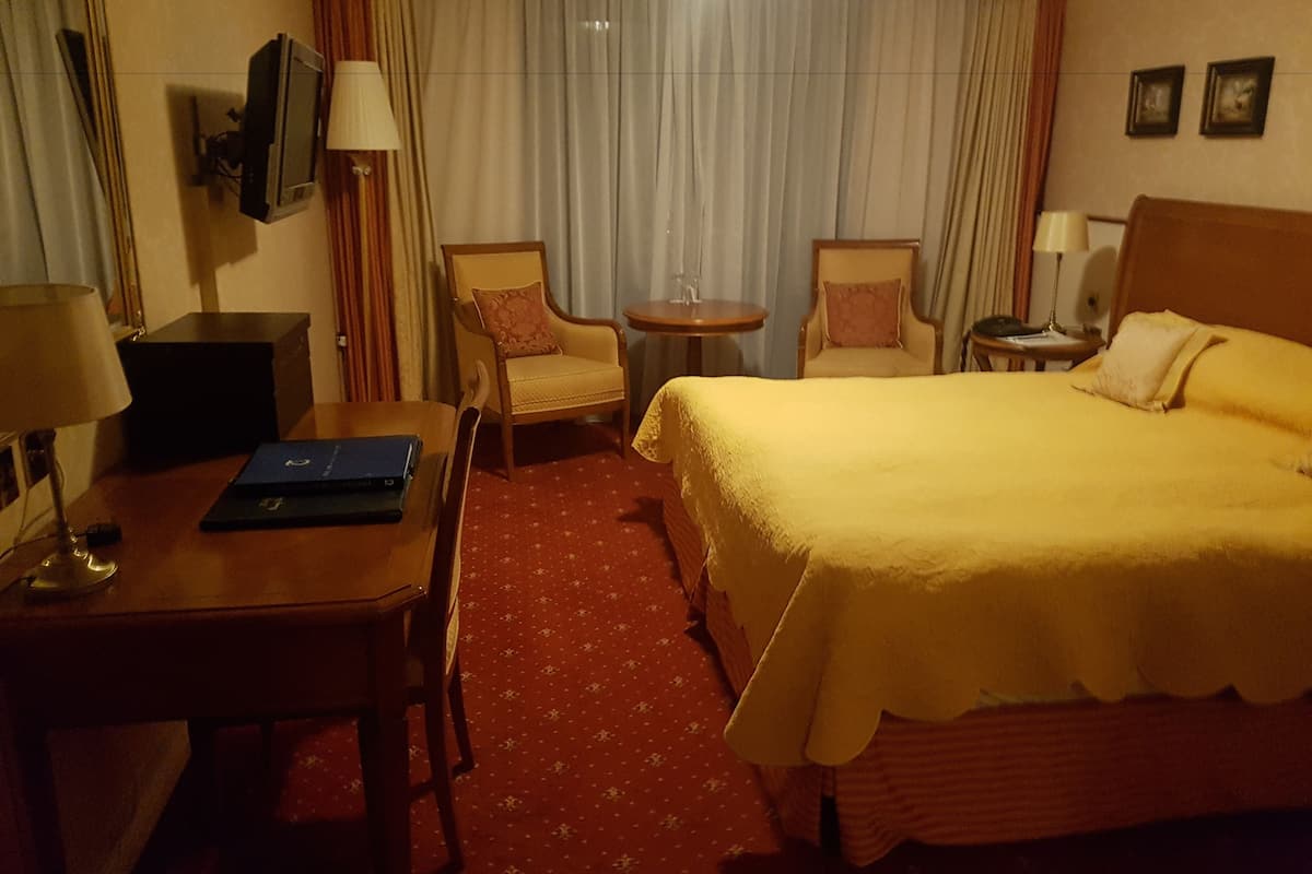Chambre double ou avec lits jumeaux | 1 chambre, coffre-fort, bureau, fer et planche Ă repasser