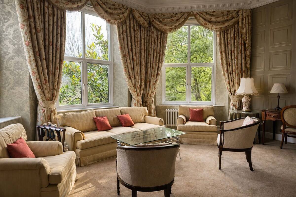 Superior suite (Four-Poster) | Een kluis op de kamer, een bureau, een strijkplank/strijkijzer
