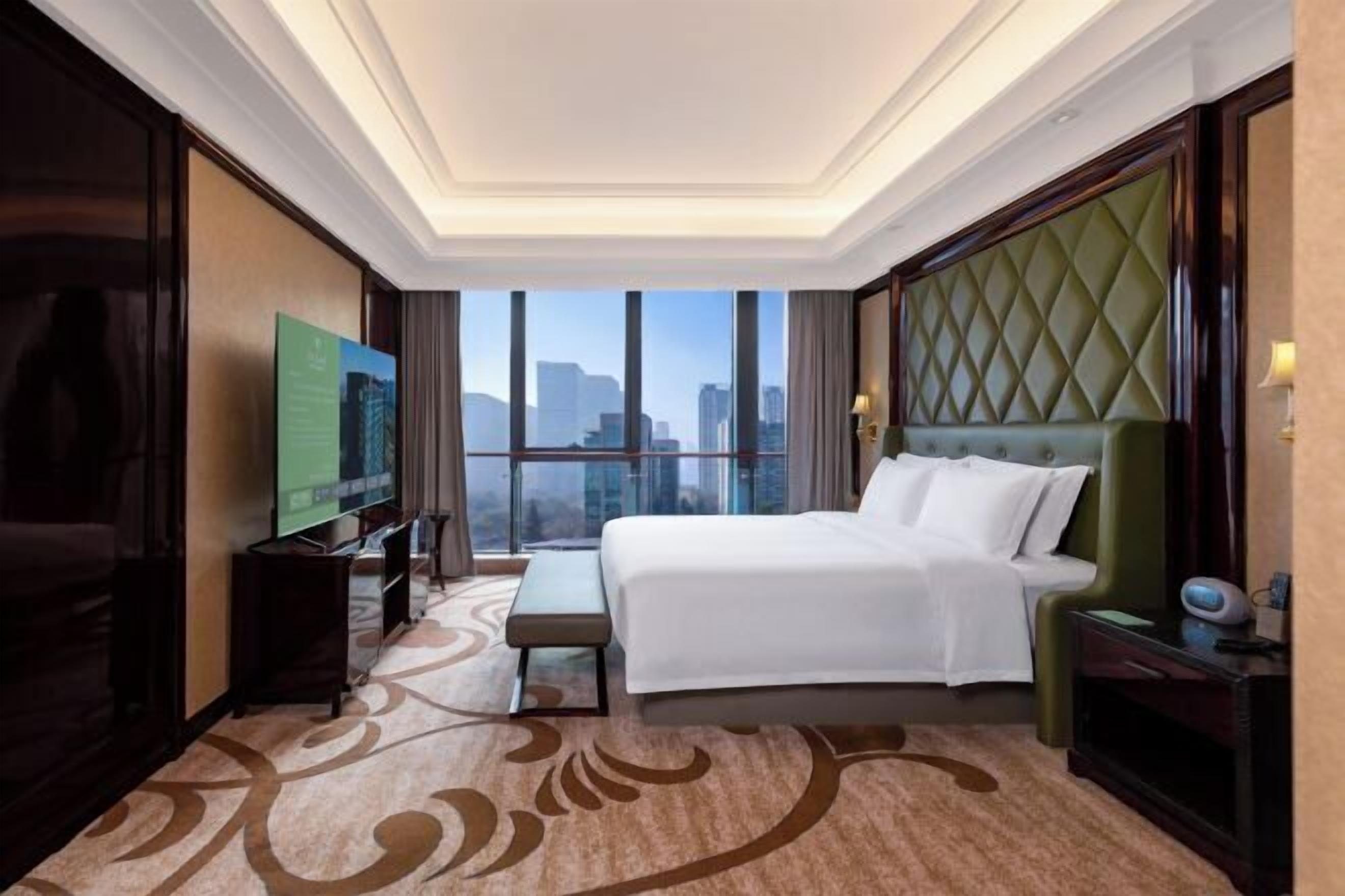 Minibar, caja de seguridad en la habitación y escritorio 