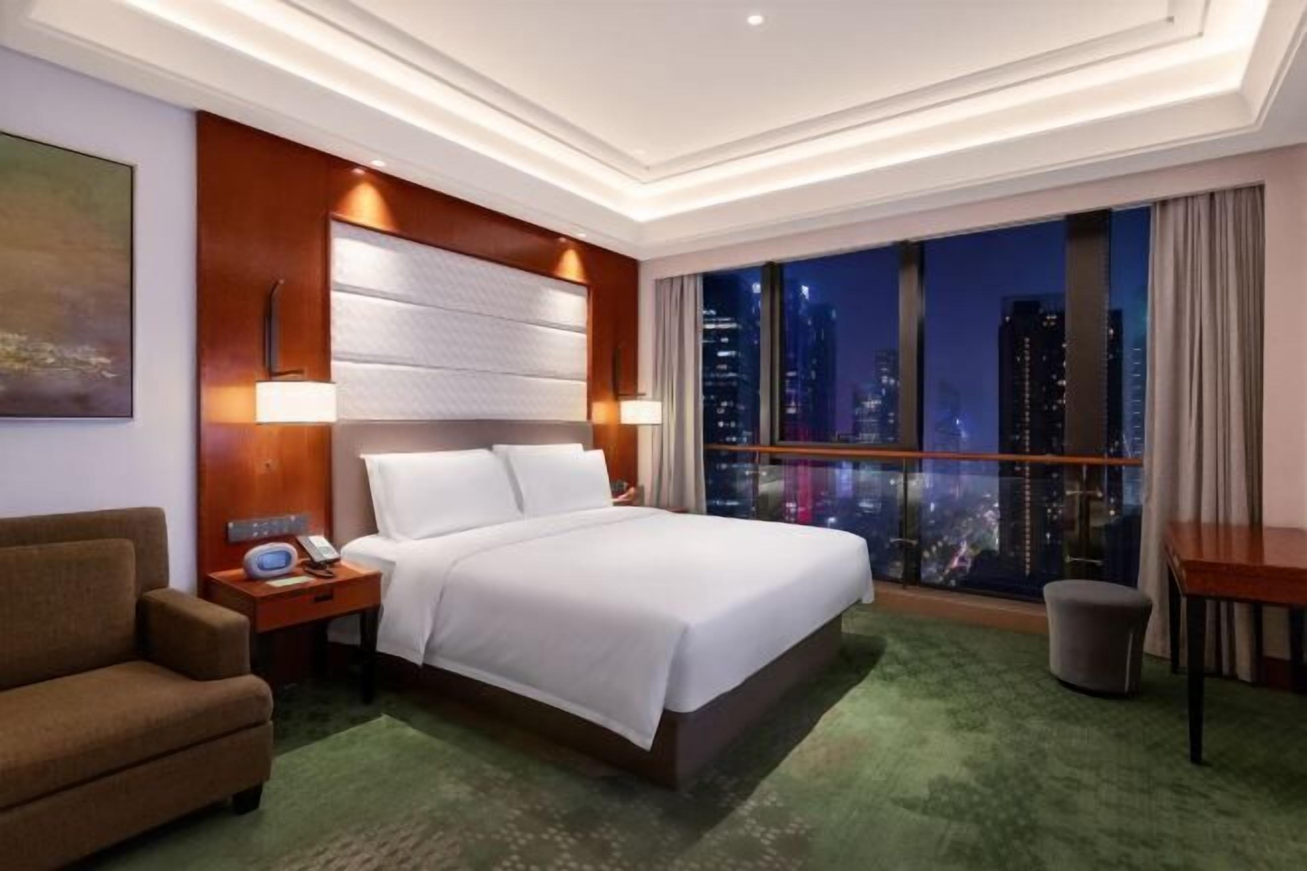 Minibar, caja de seguridad en la habitación y escritorio 