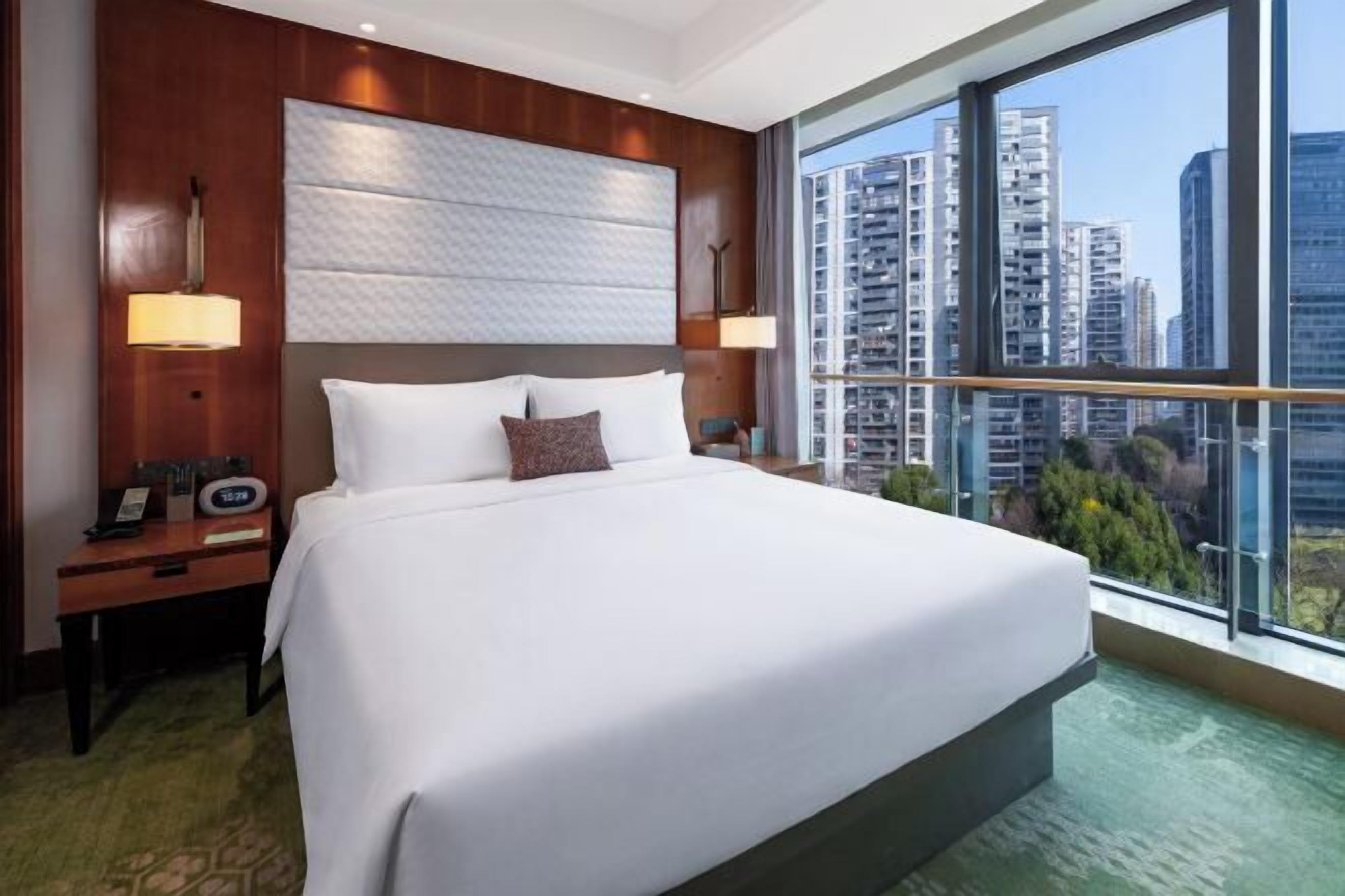 Minibar, caja de seguridad en la habitación y escritorio 