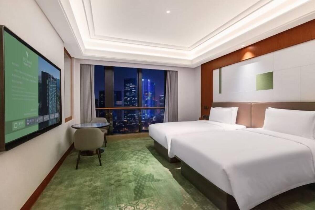 Minibar, caja de seguridad en la habitación y escritorio