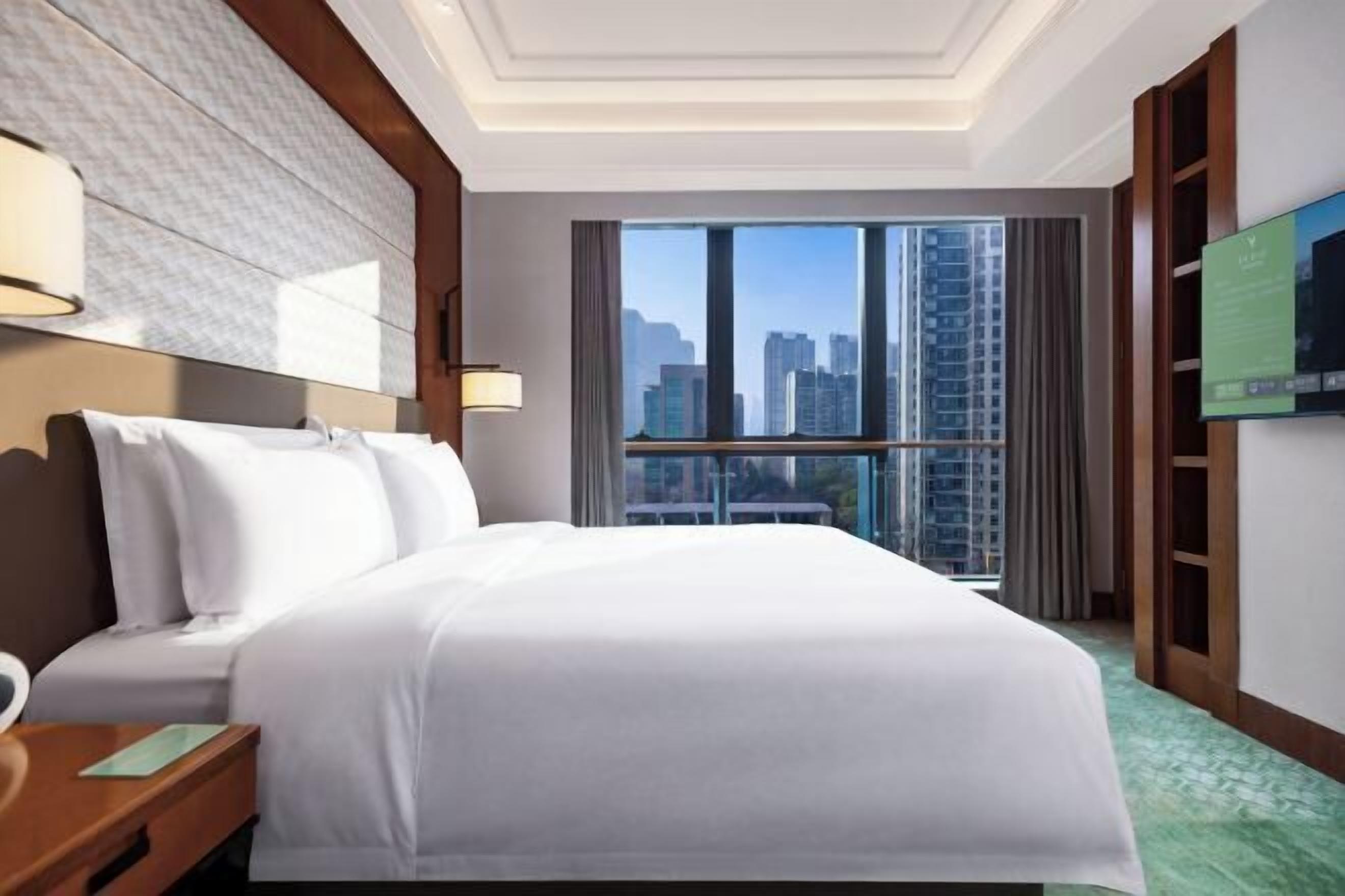 Minibar, caja de seguridad en la habitación y escritorio 