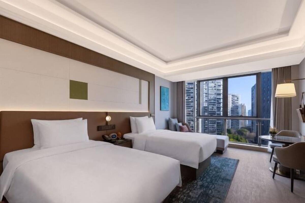 Minibar, caja de seguridad en la habitación y escritorio