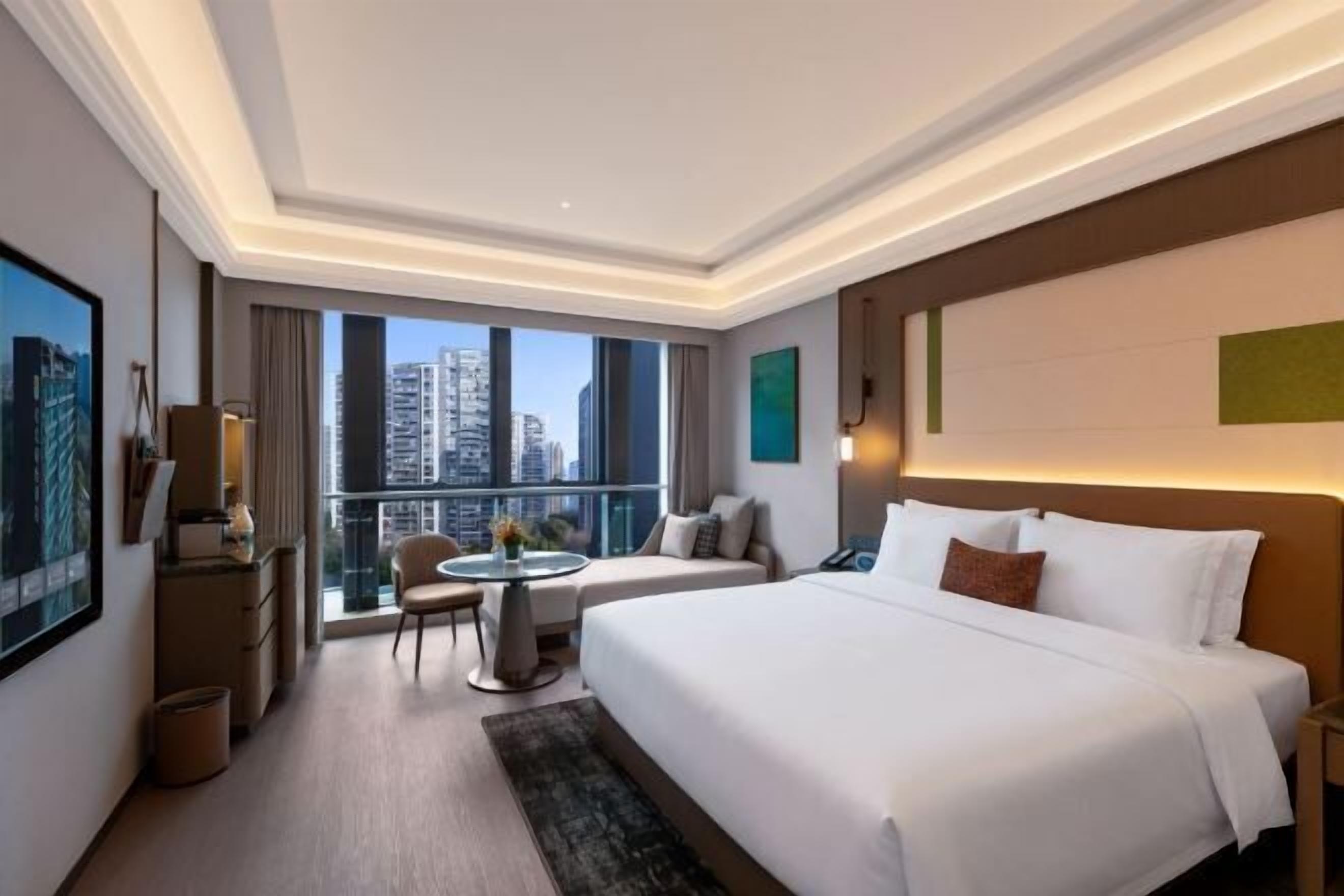 Minibar, caja de seguridad en la habitación y escritorio 