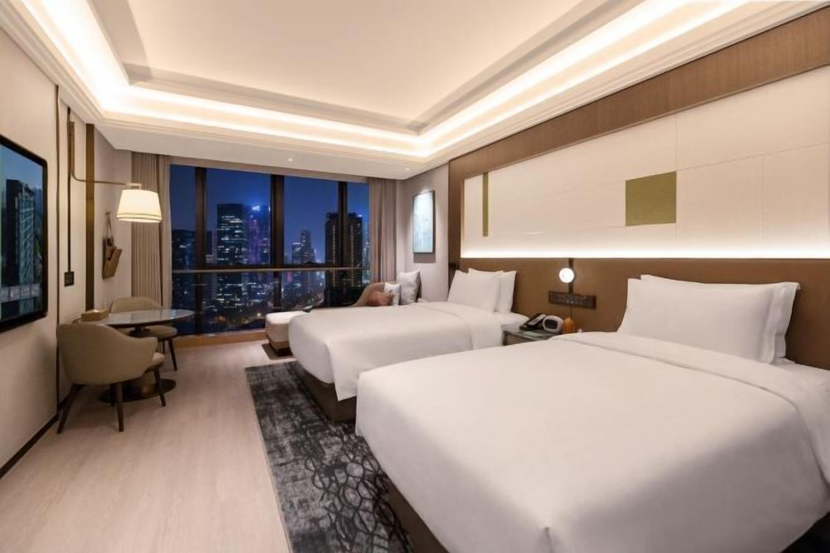 Minibar, caja de seguridad en la habitación y escritorio 