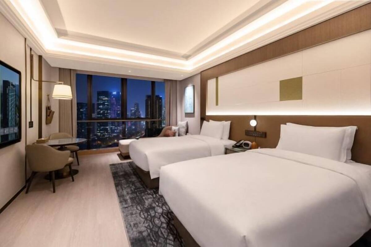 Minibar, caja de seguridad en la habitación y escritorio