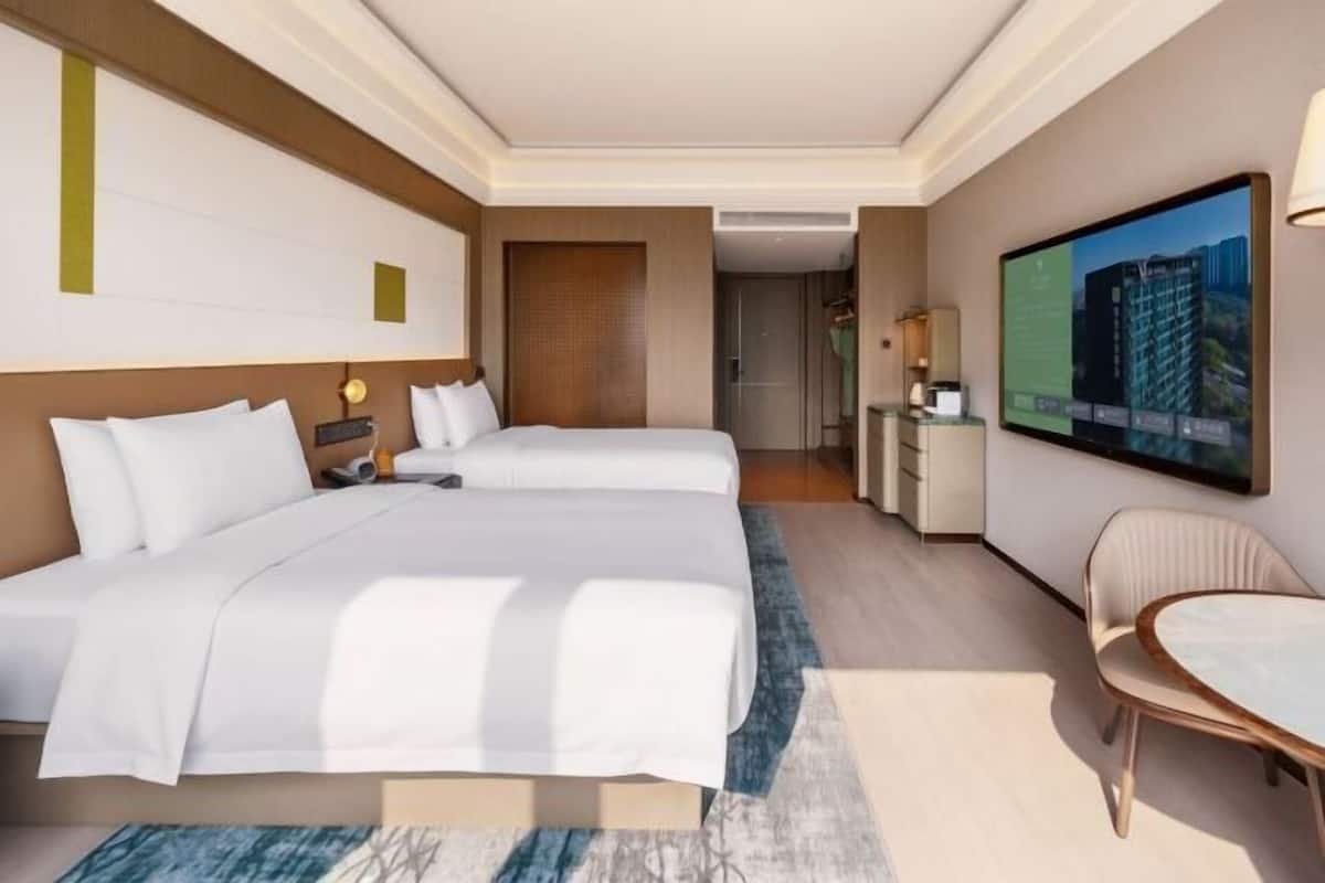 Minibar, in-room safe, desk, iron/ironing board