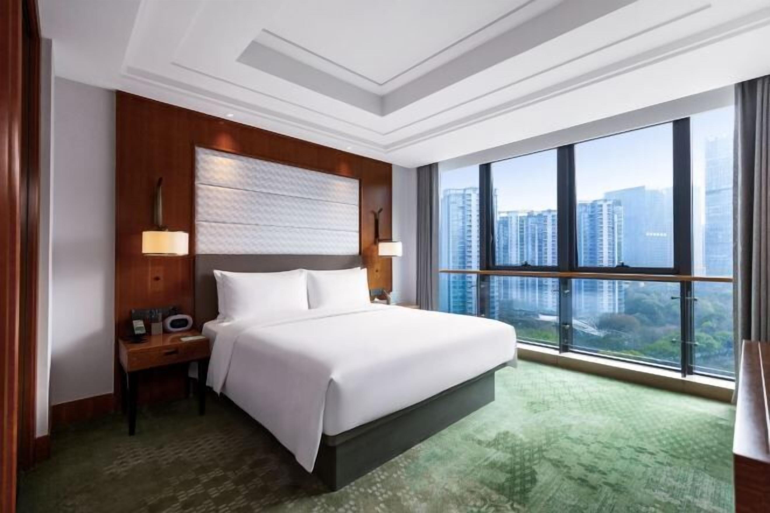 Minibar, caja de seguridad en la habitación y escritorio 