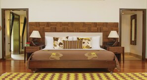 Minibar, caja de seguridad en la habitación y decoración personalizada 