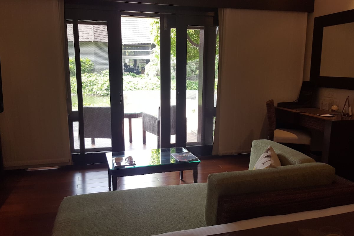 deluxe room, lagoon view | living area | 32-inch lcd tv with cable channels, tv, fireplace