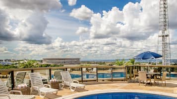 Ulkouima-allas, aurinkovarjoja, aurinkotuoleja