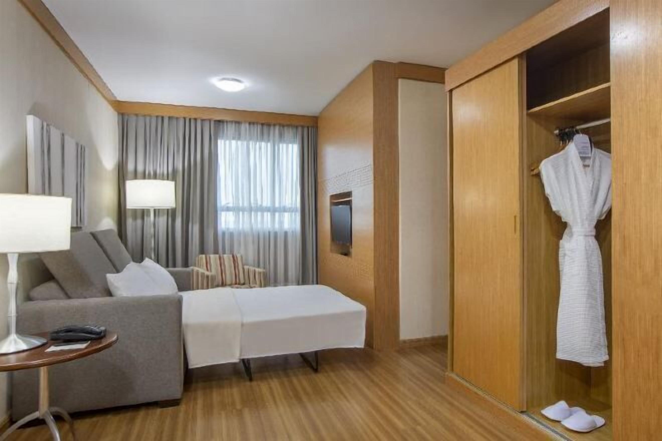 Hypoallergeen beddengoed, een minibar, een kluis op de kamer, een bureau