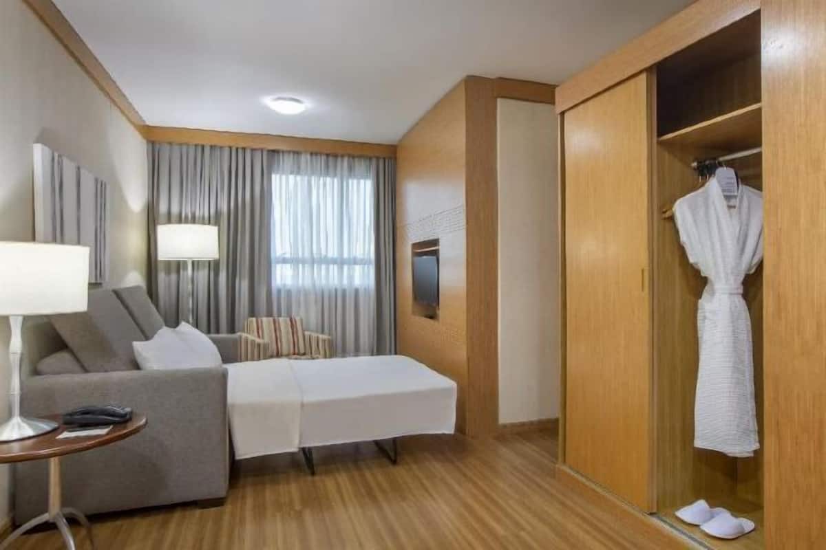Hypo-allergenic bedding, minibar, in-room safe, desk