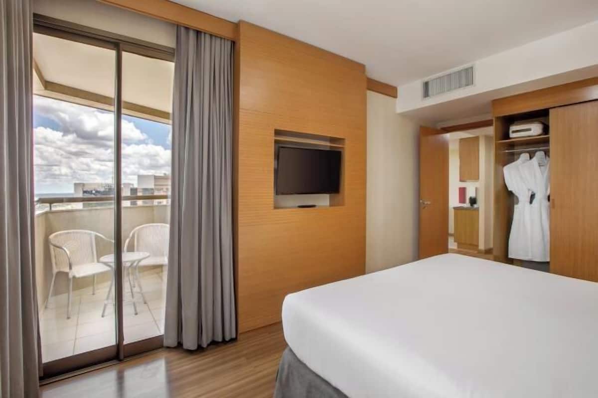 Hypo-allergenic bedding, minibar, in-room safe, desk