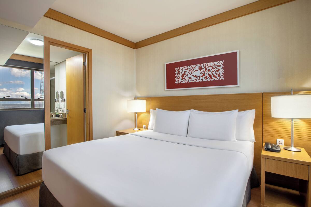 Standard Room, 1 King Bed | Hypo-allergenic bedding available, minibar, in-room safe, desk