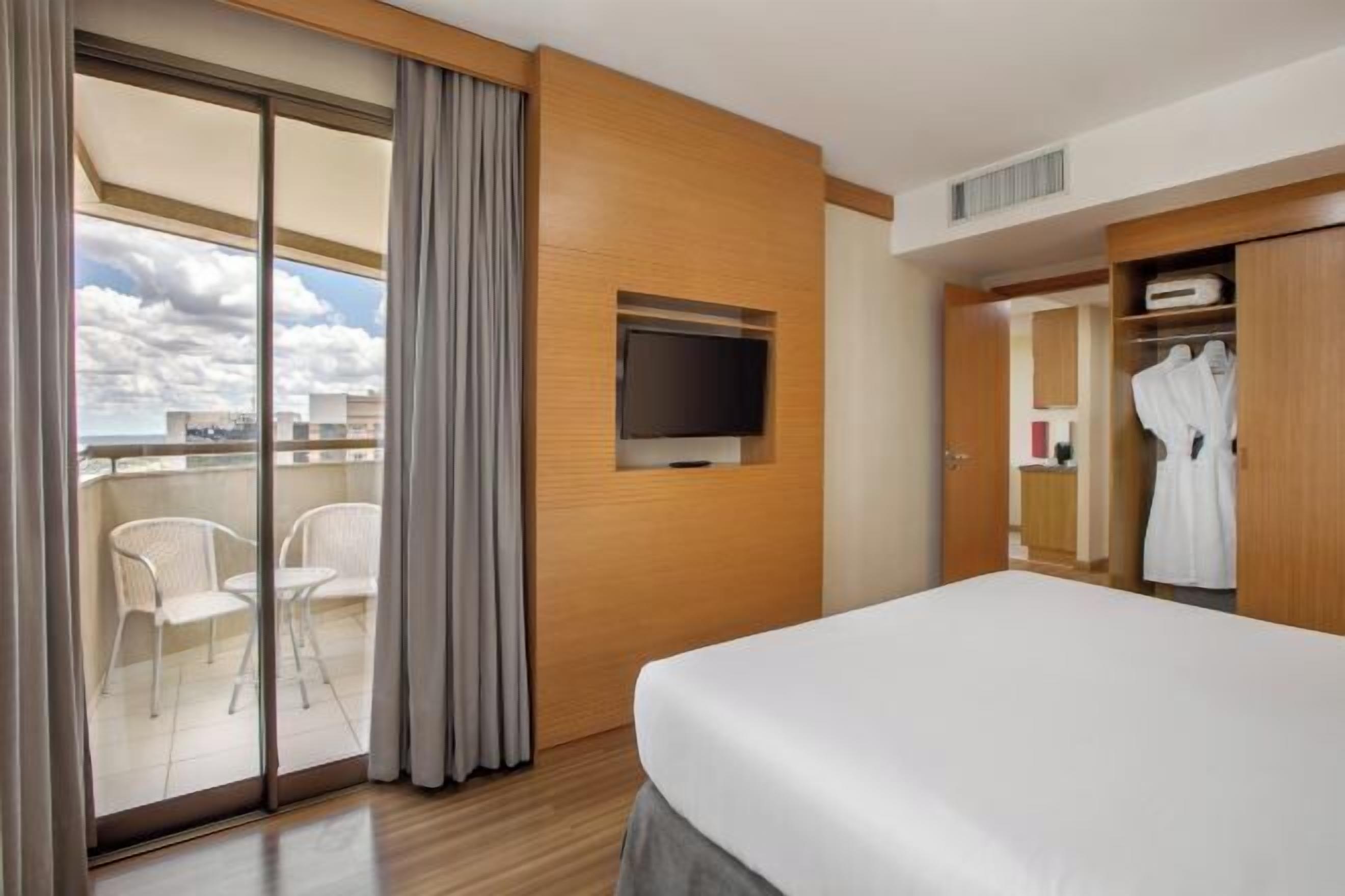 高級寝具、ミニバー、セーフティボックス (室内)、デスク