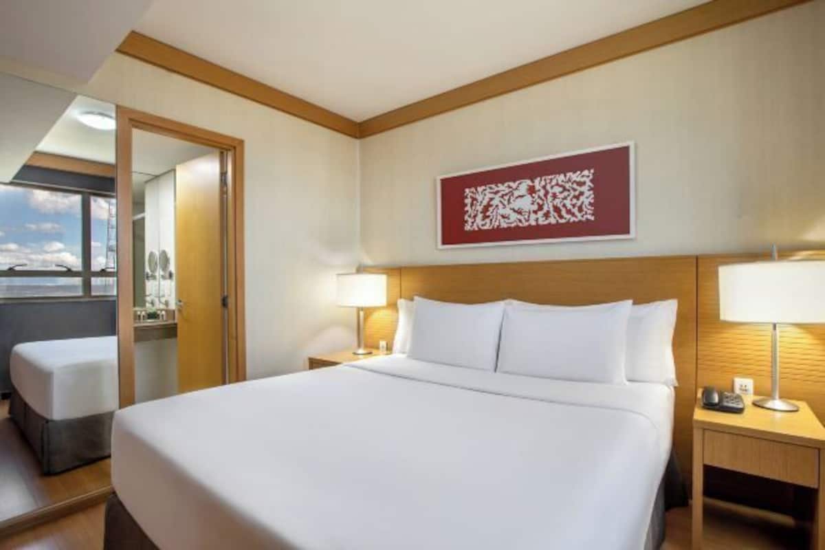 Hypo-allergenic bedding, minibar, in-room safe, desk