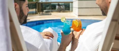 Piscine extérieure, parasols de plage, chaises longues
