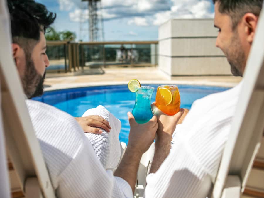 Piscina externa, guarda-sóis, espreguiçadeiras