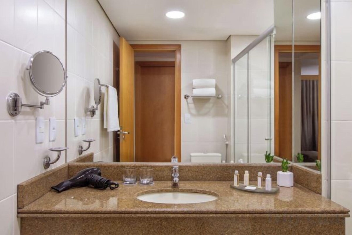 Baño | Regadera, amenidades de baño gratuitas, batas, toallas 