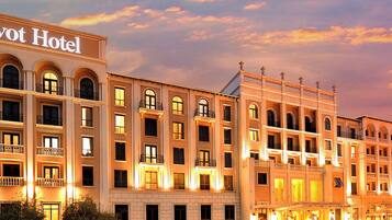Un hotel con varios pisos, balcones y un letrero destacado que dice "Pivot Hotel".