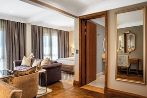 Minibar, in-room safe, desk, laptop workspace - Pivot Hotel Montecasino (Sandton)
