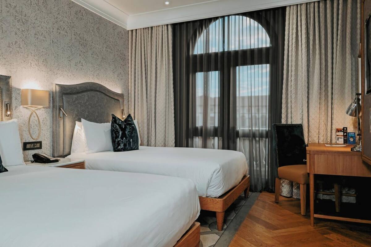 Suite ejecutiva, 2 camas dobles | Minibar, caja fuerte, escritorio y espacio para trabajar con un portátil