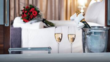 Suite | Minibar, in-room safe, desk, laptop workspace