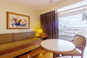 ميني بار وخزنة داخل الغرفة ومكتب وستائر تعتيم