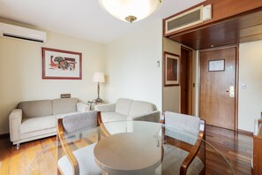 Minibar, in-room safe, desk, laptop workspace - Ritter Hotéis (Porto Alegre)