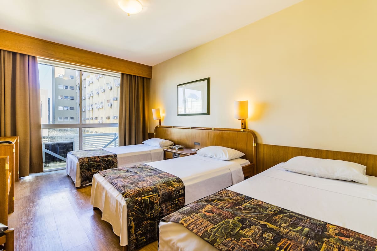Deluxe driepersoonskamer, 3 eenpersoonsbedden | Een minibar, een kluis op de kamer, een bureau, verduisterende gordijnen