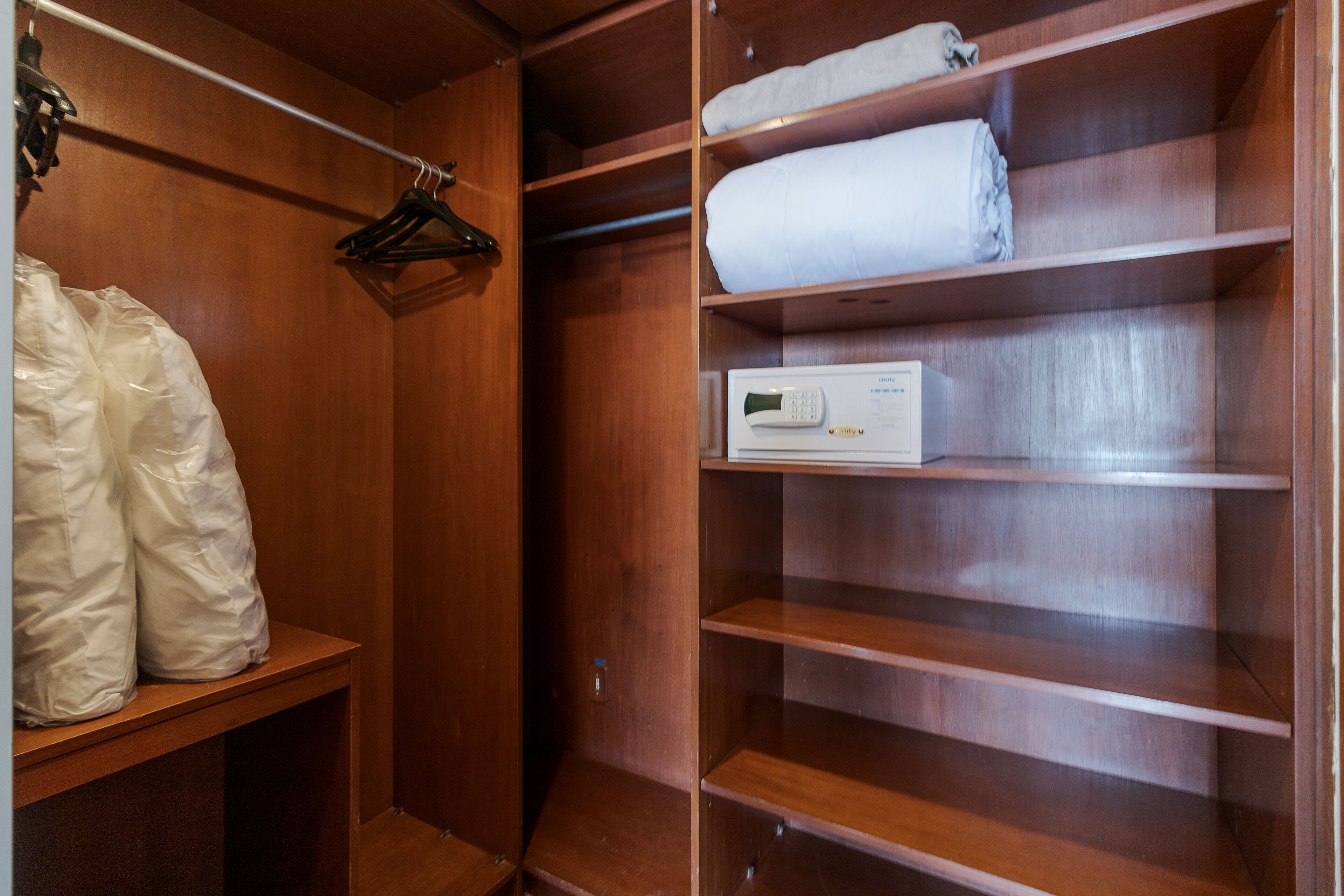 superior suite, 1 double bed, hot tub | minibar, in-room safe, desk, blackout curtains