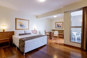 ميني بار وخزنة داخل الغرفة ومكتب وستائر تعتيم