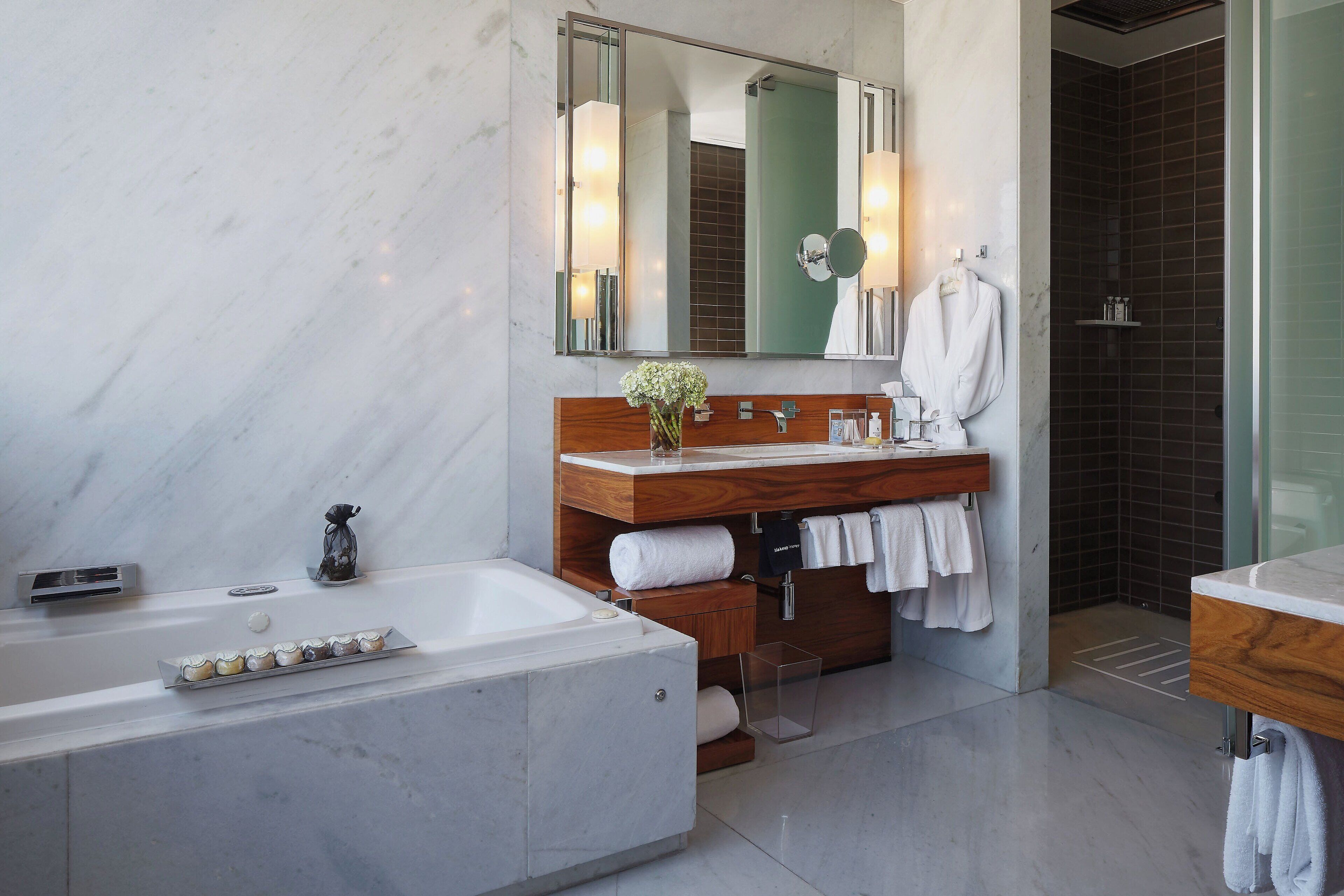 suite, 1 bedroom, non smoking, balcony | bathroom | designer toiletries, hair dryer, towels