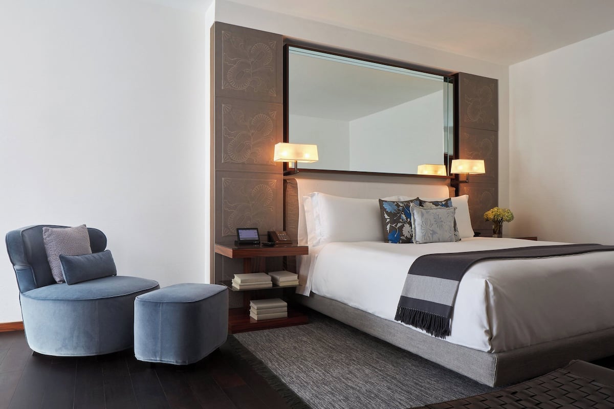 Junior-Suite, 1 King-Bett, Nichtraucher, Balkon | Hochwertige Bettwaren, Minibar, Zimmersafe, individuell dekoriert