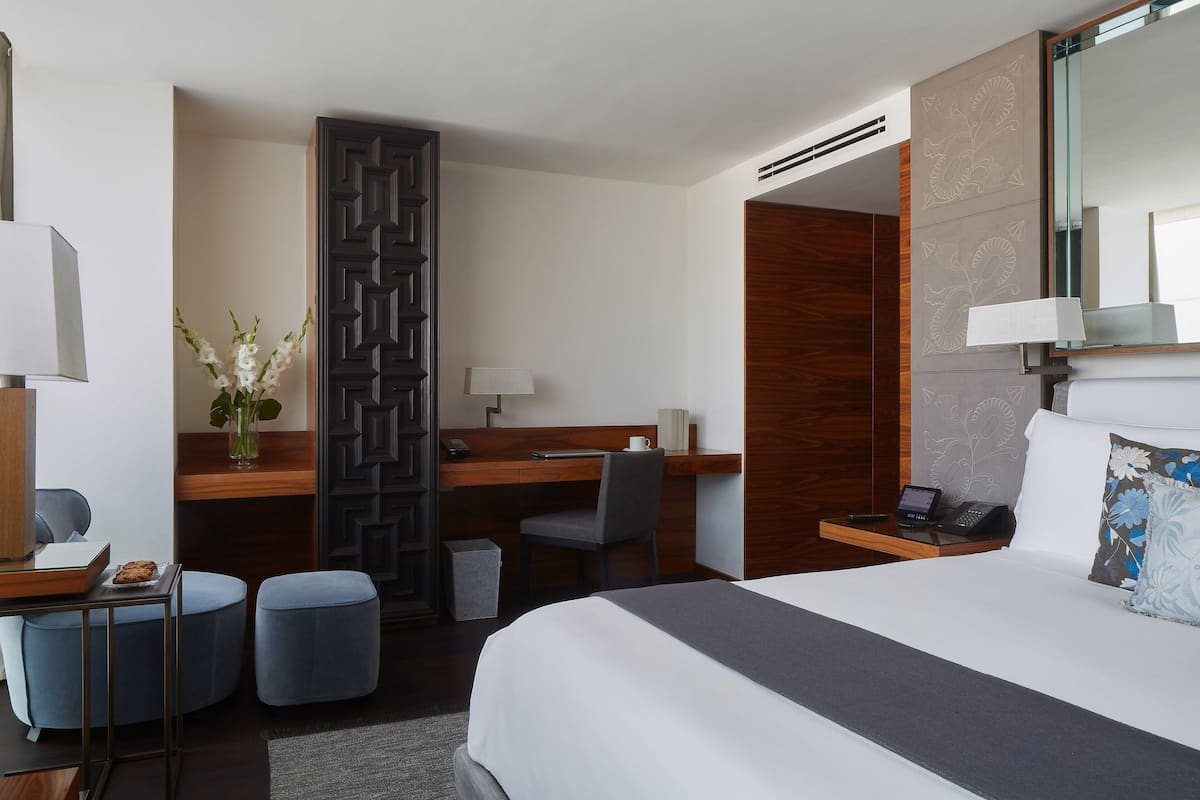 Deluxe-Zimmer, 1 King-Bett, Nichtraucher | Hochwertige Bettwaren, Minibar, Zimmersafe, individuell dekoriert