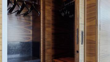 Un armario de madera con varios estantes y espacio para colgar.
