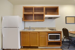 Fridge, microwave, stovetop, freezer - WoodSpring Suites Baton Rouge Airline Highway (Baton Rouge)