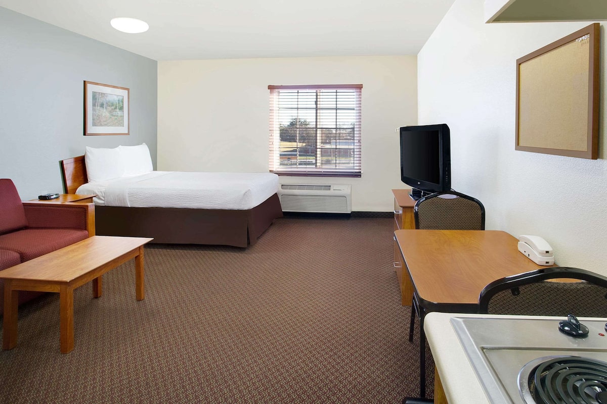 Desk, laptop workspace, iron/ironing board, free WiFi