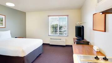 Escritorio y espacio para trabajar con un portátil