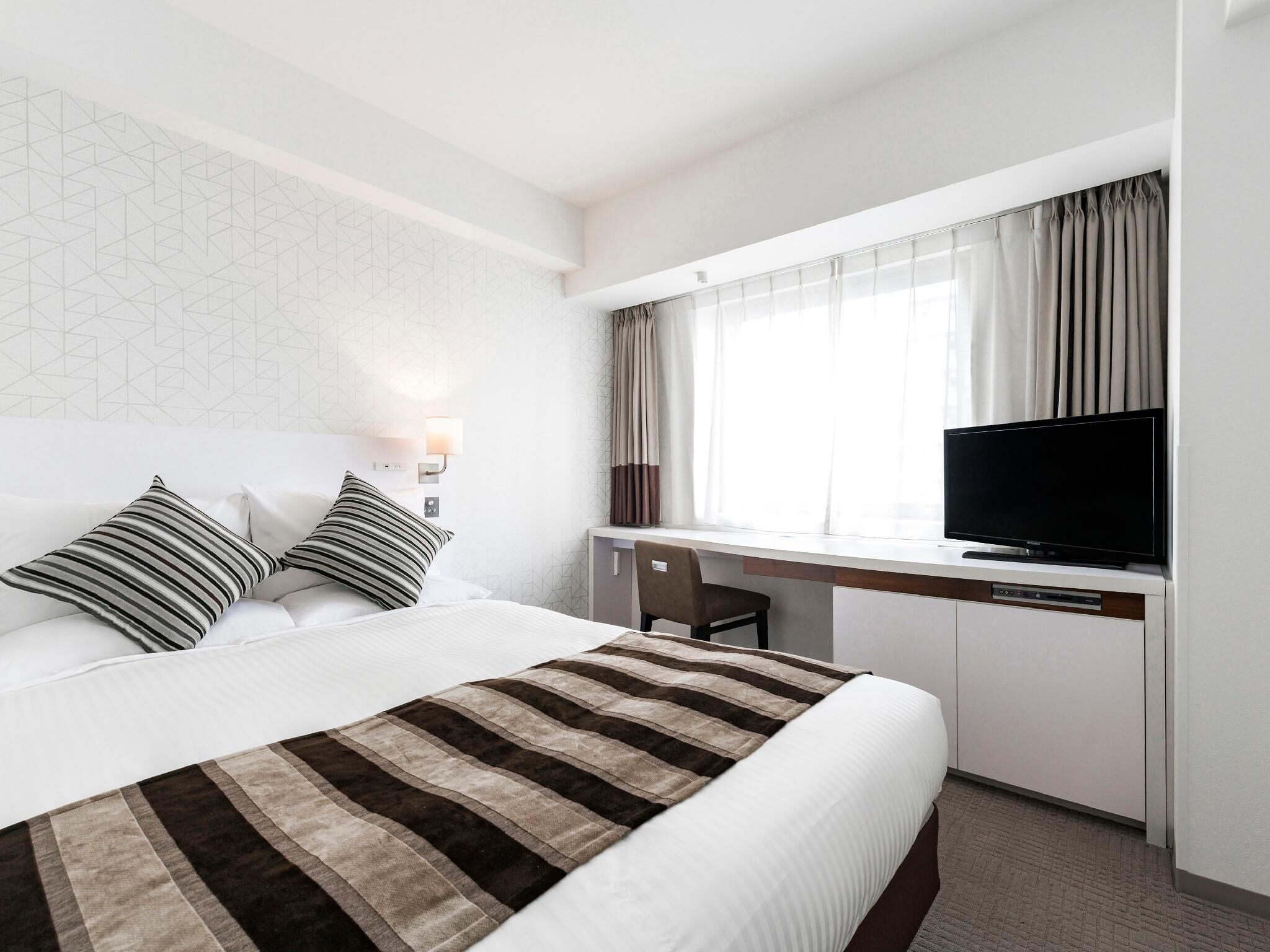 Zimmersafe, Schreibtisch, Verdunkelungsvorhänge, Bügeleisen/Bügelbrett