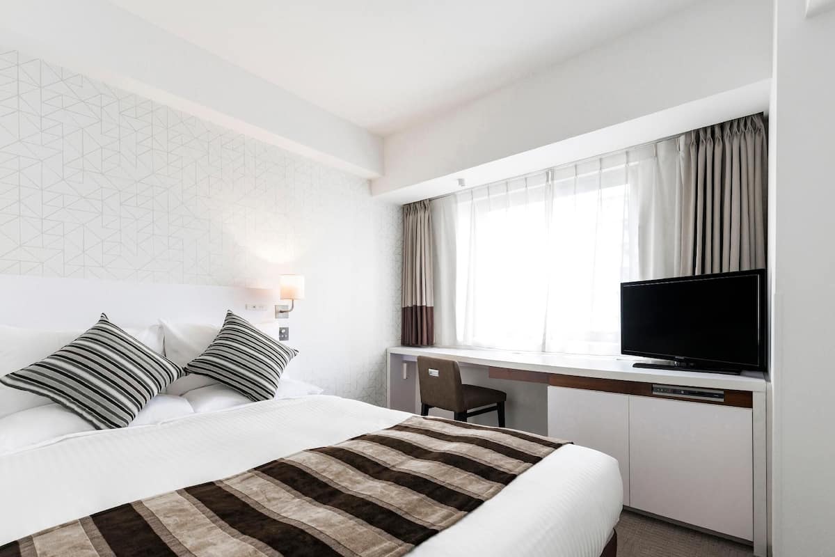 Odada kasa, masa, güneşlik/perde, ütü/ütü masası