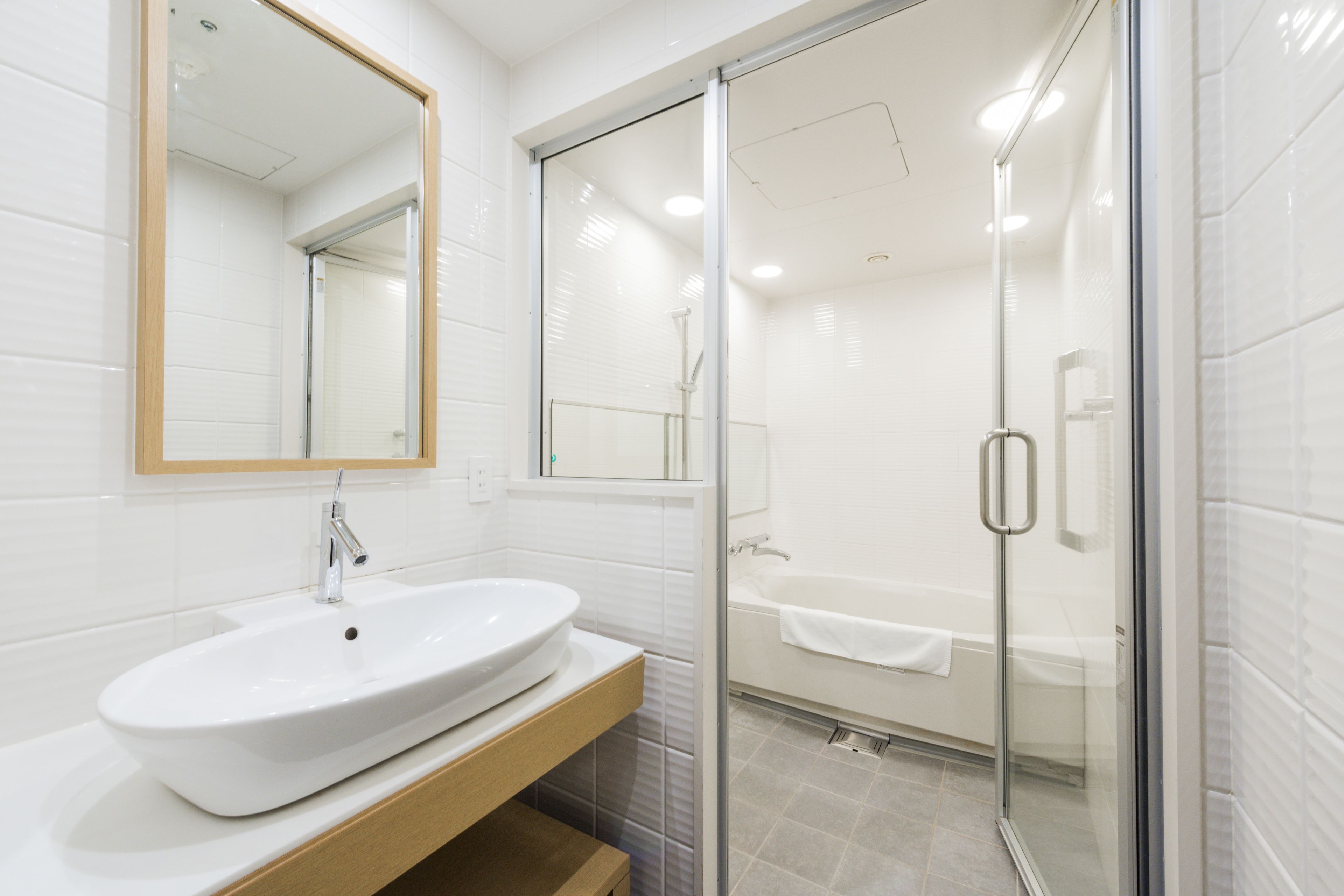 combined shower/bathtub, deep-soaking bathtub, hair dryer, slippers