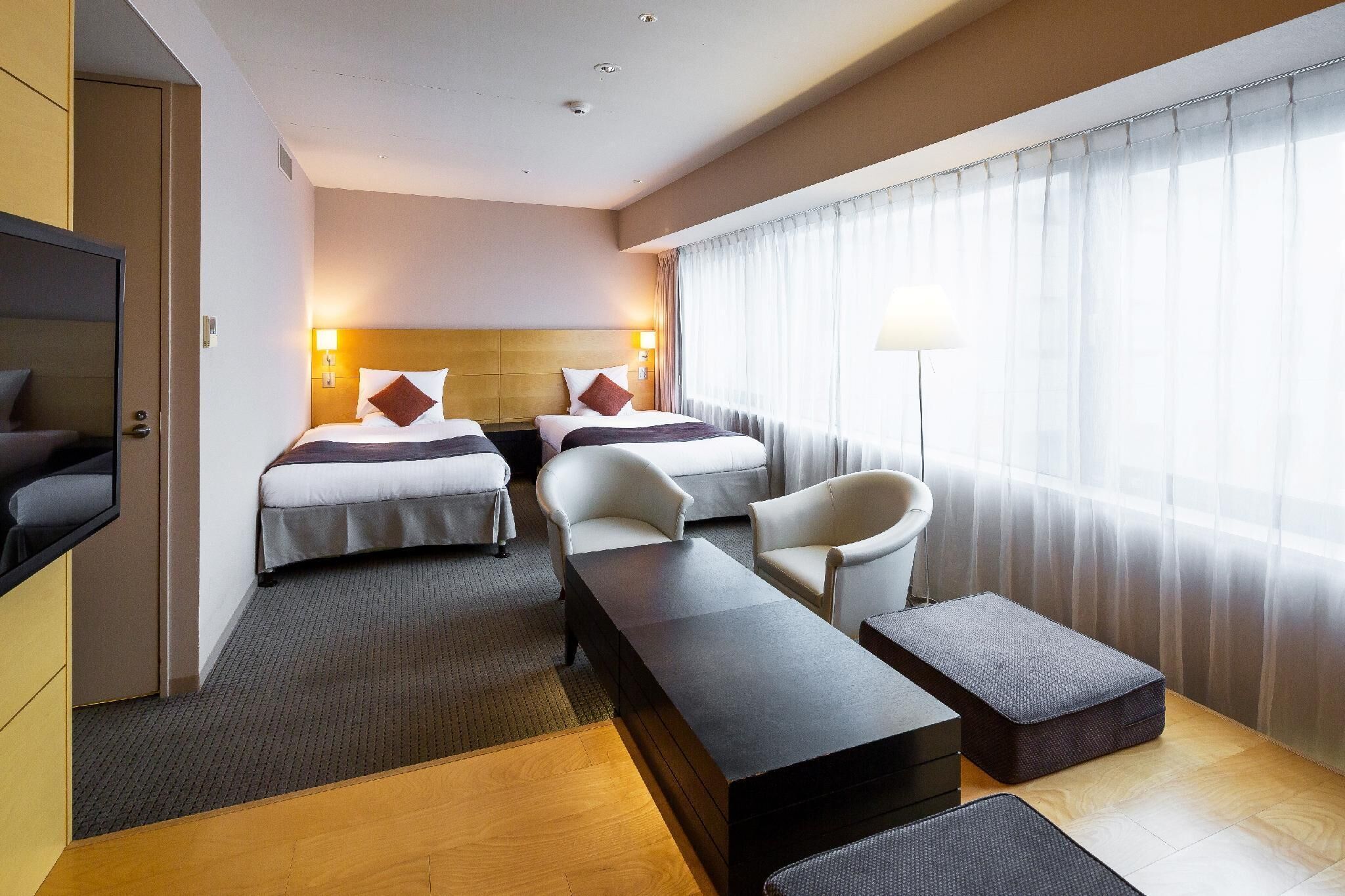 Zimmersafe, Schreibtisch, Verdunkelungsvorhänge, Bügeleisen/Bügelbrett