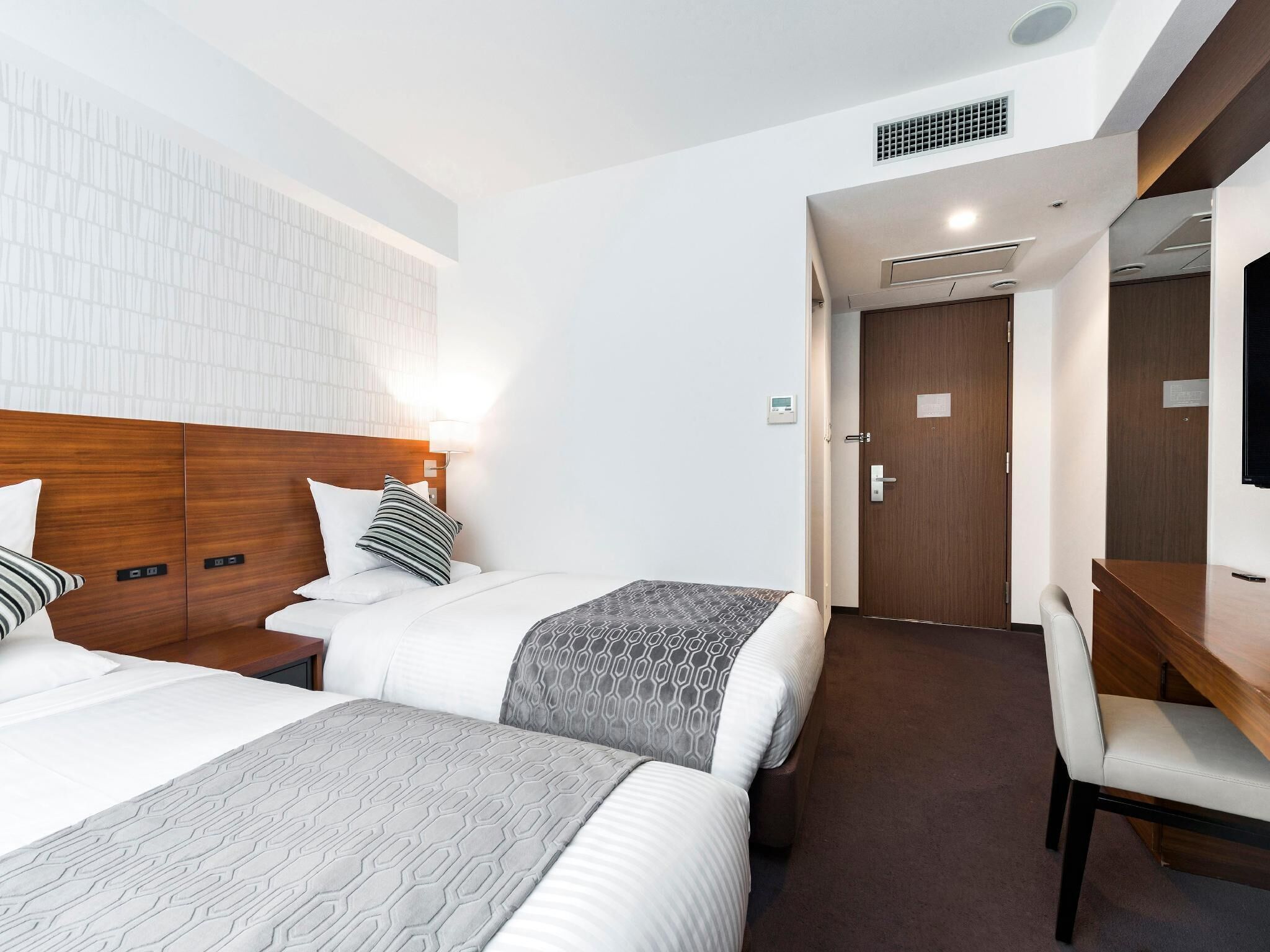 Zimmersafe, Schreibtisch, Verdunkelungsvorhänge, Bügeleisen/Bügelbrett