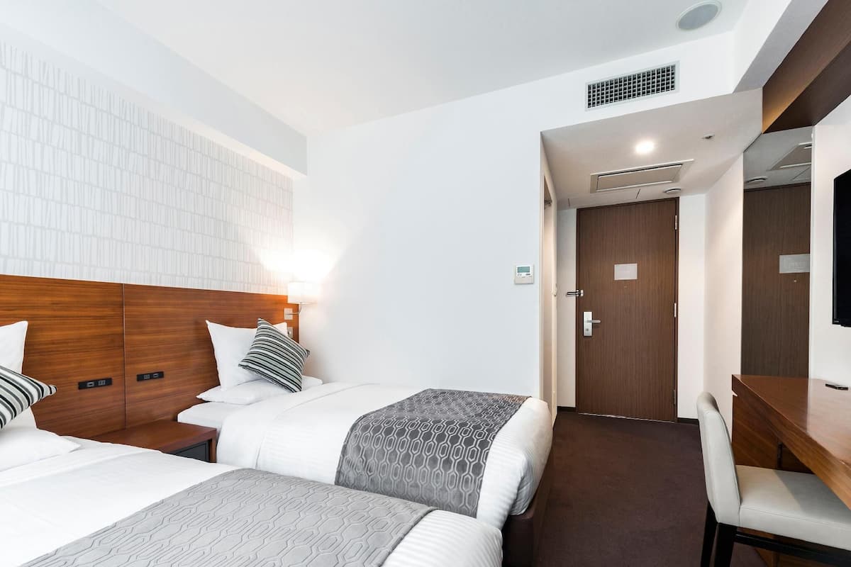 Zimmersafe, Schreibtisch, Verdunkelungsvorhänge, Bügeleisen/Bügelbrett