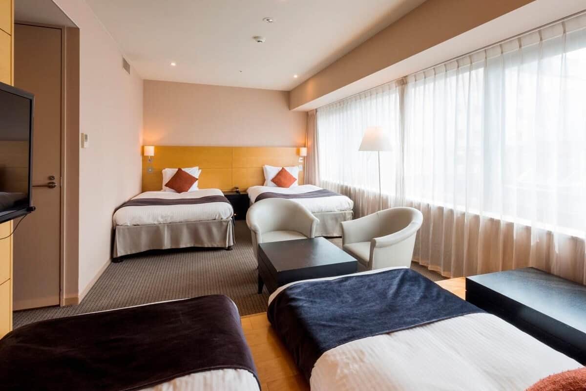 Odada kasa, masa, güneşlik/perde, ütü/ütü masası